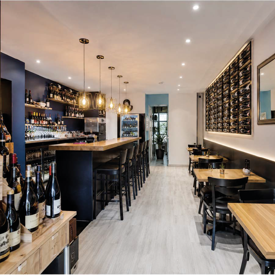 Décoration, peinture et mobilier d’un bar à vins